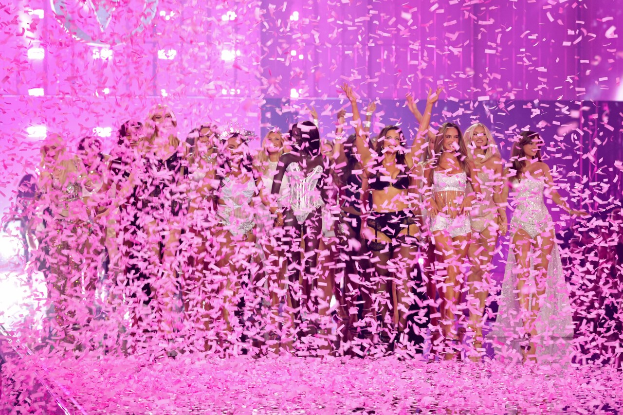 Victoria's Secret Fashion Show 2026 - Runway & Front Row