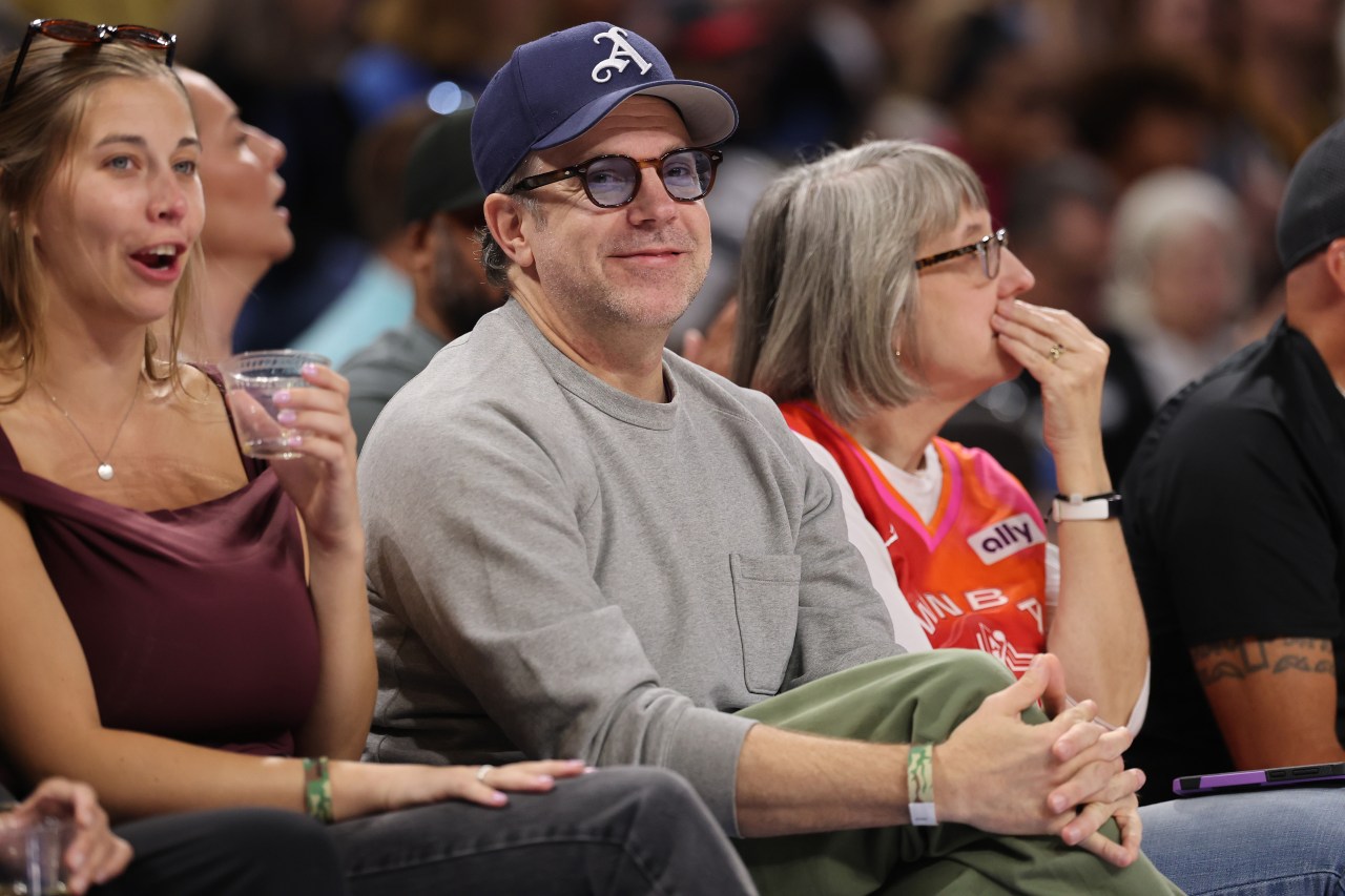 Jason Sudeikis watching a WNBA game between the Chicago Sky and Indiana Fever at Wintrust Arena