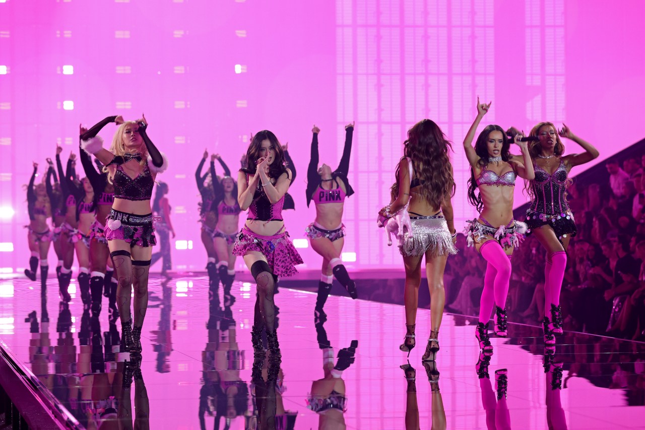 Victoria's Secret Fashion Show 2026 - Runway & Front Row
